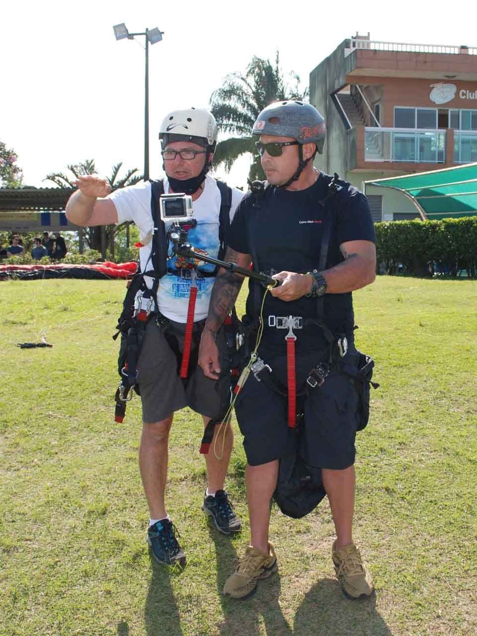Instrutor orientando o passageiro antes do voo